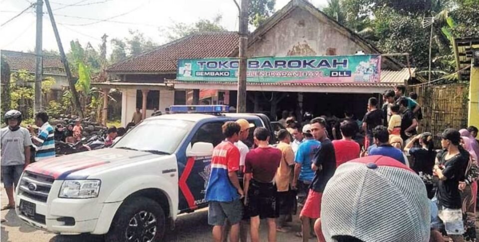 Menabrak Sebuah Toko