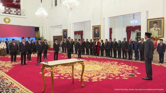 Presiden Joko Widodo melantik sembilan anggota Komisi Pengawas Persaiangan Usaha (KPPU) di Istana Negara, Jakarta, Kamis (18/1/2024).
