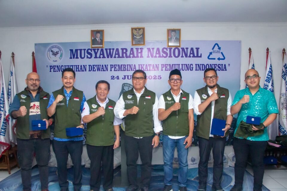 Letjen (Purn) AM. Putranto, Kepala Staf Kepresidenan ke-4 dari kiri diapit Ketum BPP IPI Pris Polly Lengkong dan Sekjen BPP IPI Asan Bakri serta para dewan pembina IPI